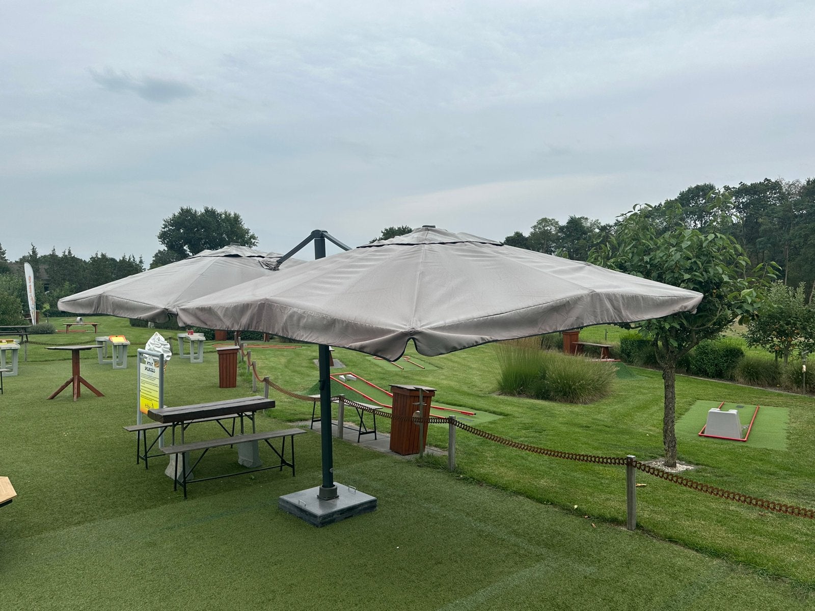 Grote parasol met zware voetsteun - 3m hoog, 6m breed, Ophalen, Gebruikt, Meer dan 4 meter, Zweefparasol