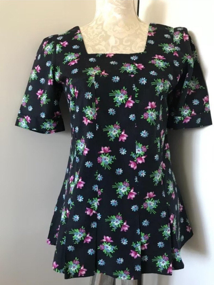 Zwart Gebloemde Katoenen Blouse met Knoopsluiting op de Rug, Ophalen of Verzenden, Zo goed als nieuw, Maat 36 (S), Zwart