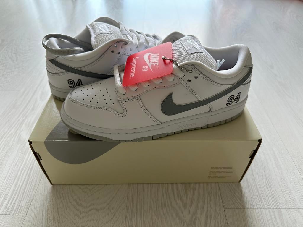 Nike x Supreme SB Dunk Low OG QD - maat 41/UK7, Wit, Nieuw, Ophalen of Verzenden, Sneakers of Gympen