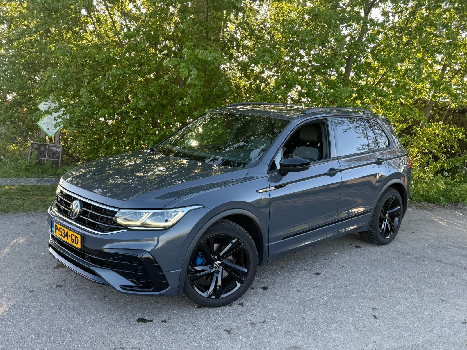 Volkswagen Tiguan 1.5 TSI R-Line |Panoramadak | DSG | Camera, Automaat, Stof, Zwart, Adaptive Cruise Control