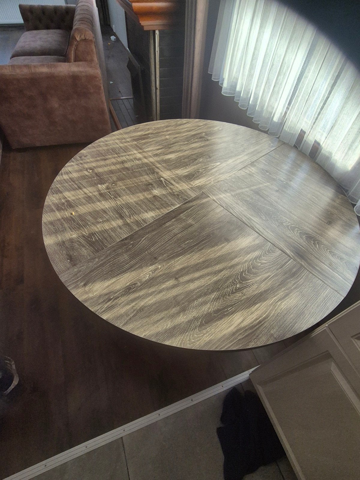 Ronde houten eettafel met 4 leren stoelen, Ophalen, Rond, Zo goed als nieuw, Drie personen