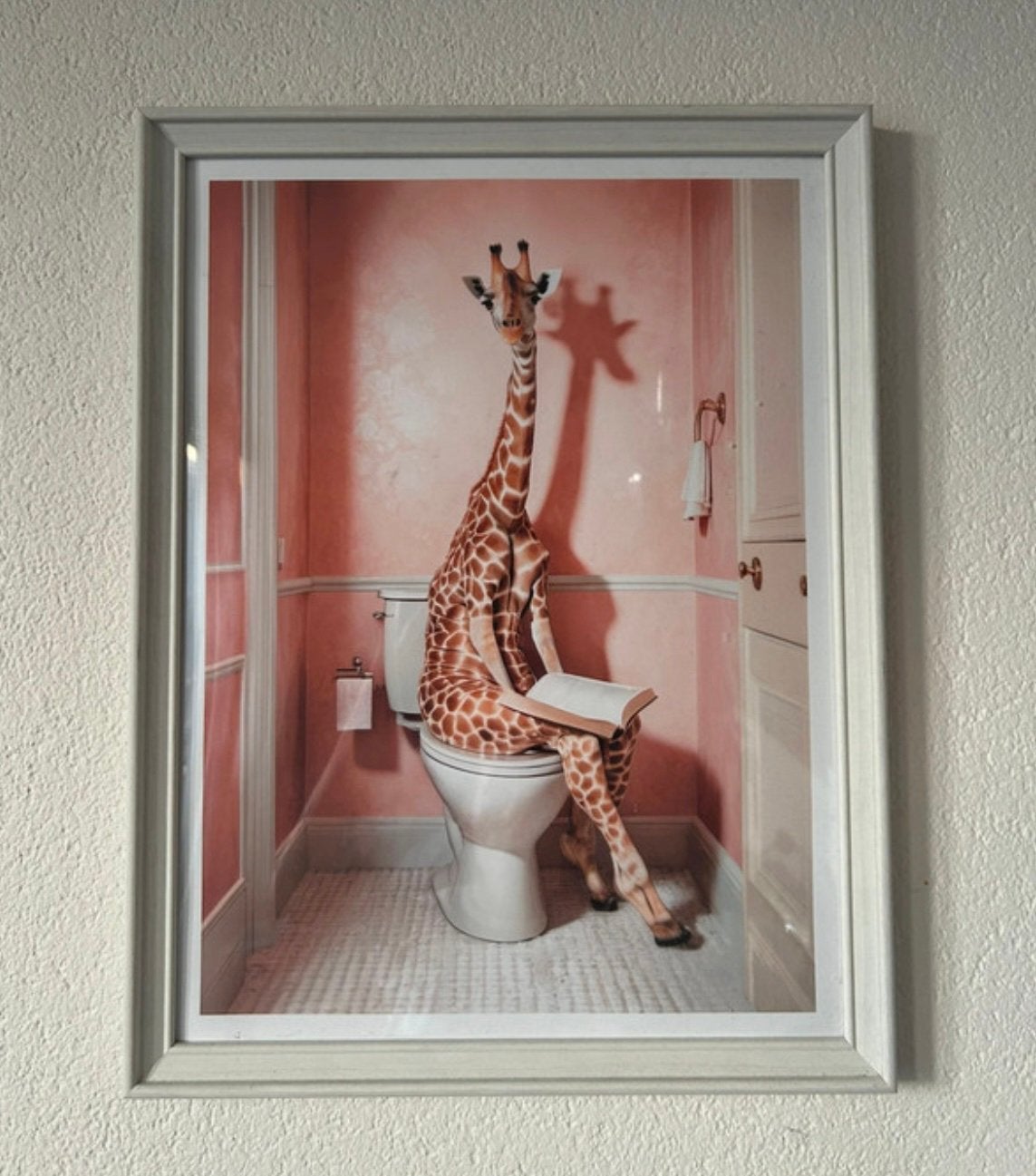 Giraffe sitting on the toilet poster, Ophalen of Verzenden, Zo goed als nieuw, Minder dan 50 cm, Foto of Poster