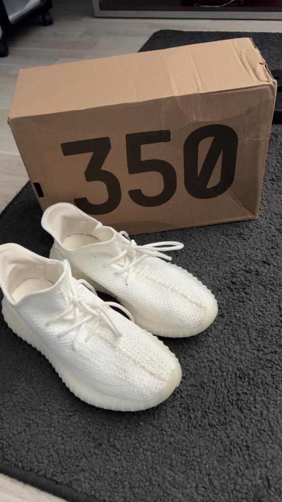 Yeezy 350, Ophalen of Verzenden, Zo goed als nieuw, Zwart