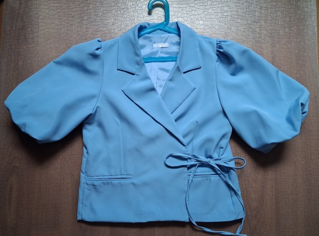 ZGAN!! Licht blauwe blazer met pofmouwen en striksluiting, Ophalen of Verzenden, Zo goed als nieuw, Maat 38/40 (M), Blauw