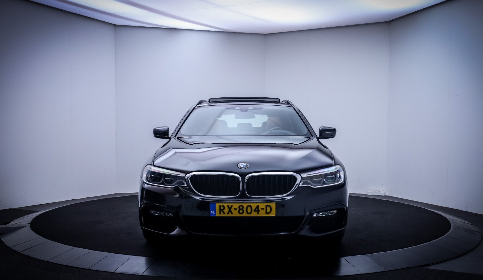 BMW 5 Serie Touring 520iA M-SPORT High Executive PANO | MEMO, Achterwielaandrijving, Gebruikt, Euro 6, 4 cilinders