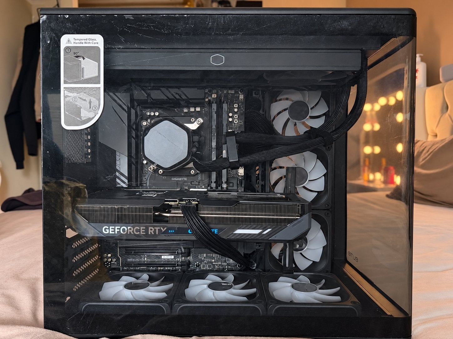 Gaming-pc Ryzen 7 9800X3D | RTX 5070 | als nieuw