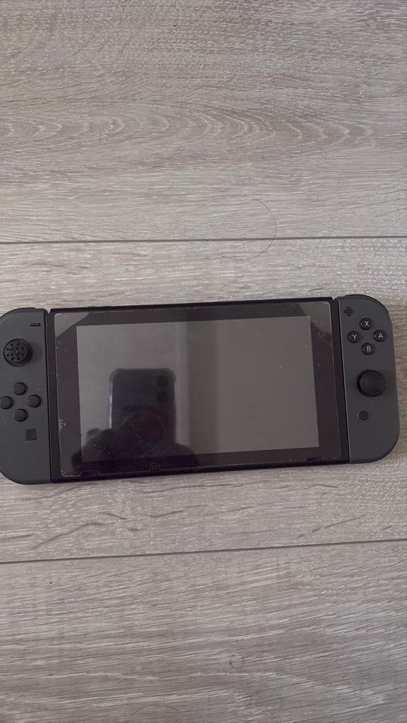 Nintendo switch 2017 kan ook brengen alleen in tilburg, Spelcomputers en Games, Spelcomputers | Nintendo Switch, Ophalen, Met 2 controllers