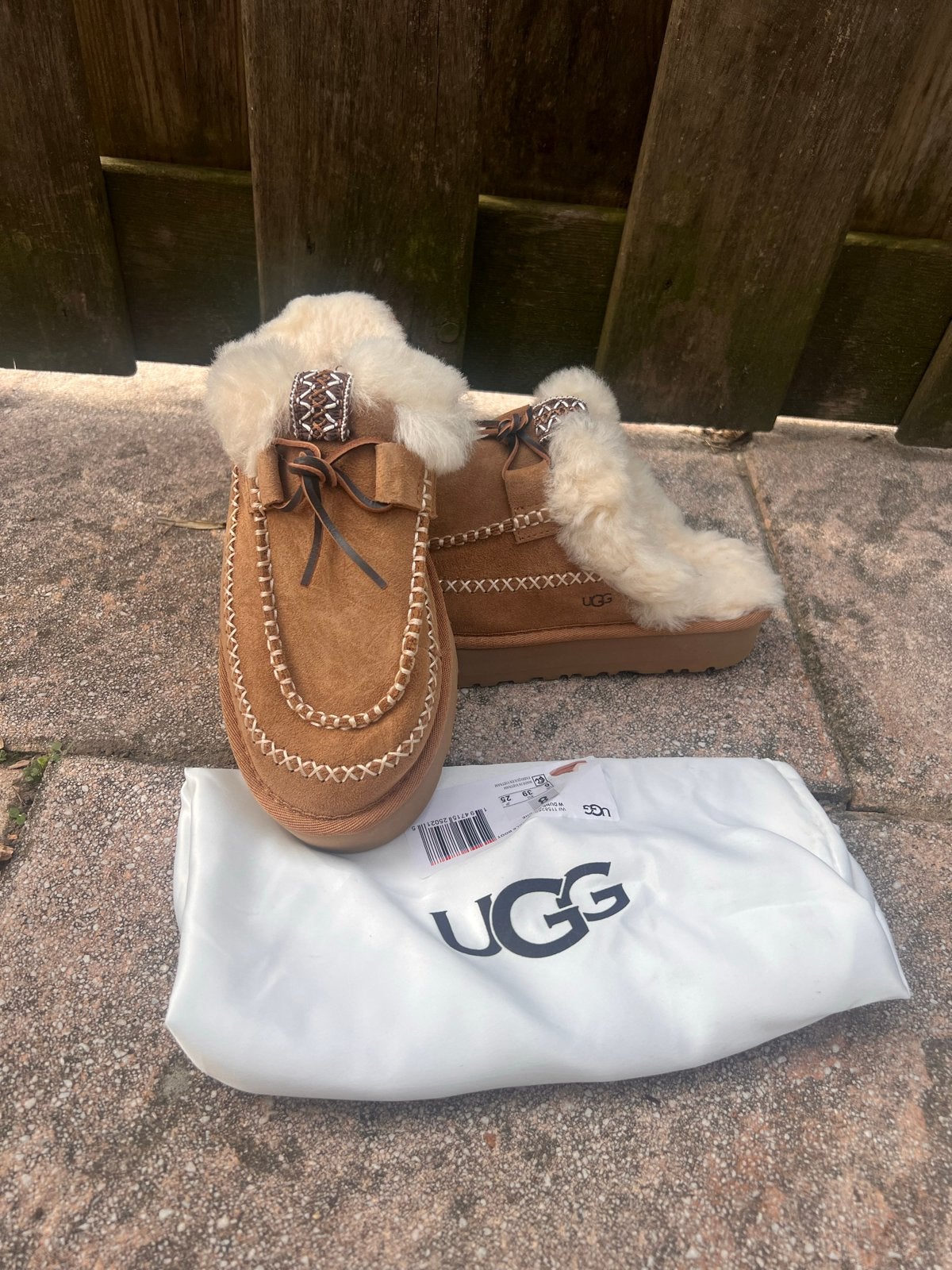 Nieuwe UGG Pantoffels Maat 39, Ophalen of Verzenden, Nieuw, Bruin, Pantoffels of Sloffen