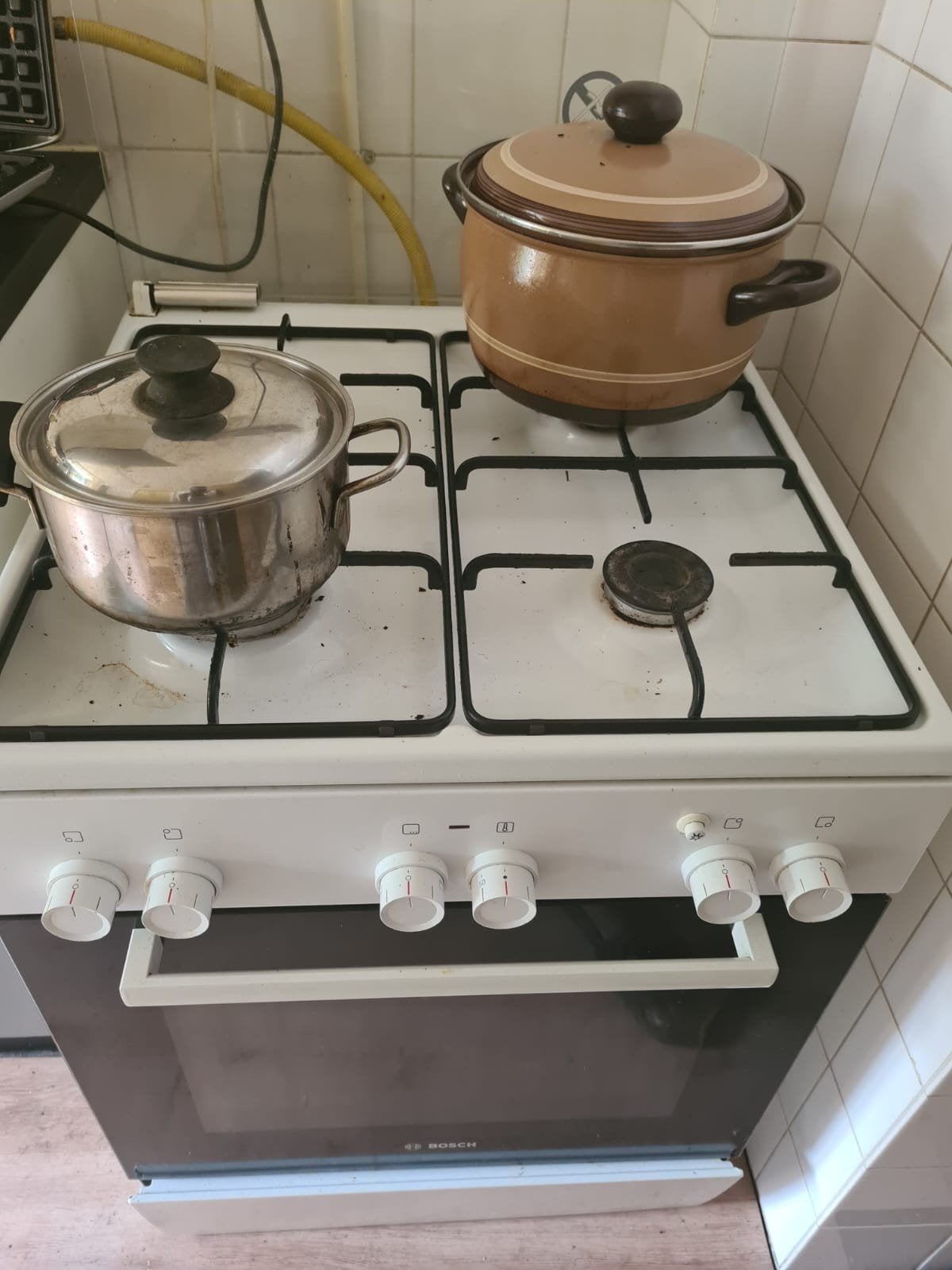 Bosch gasfornuis met oven, Inventum koelkast en bank, Witgoed en Apparatuur, Fornuizen, Gebruikt, Gas, Vrijstaand, 4 kookzones