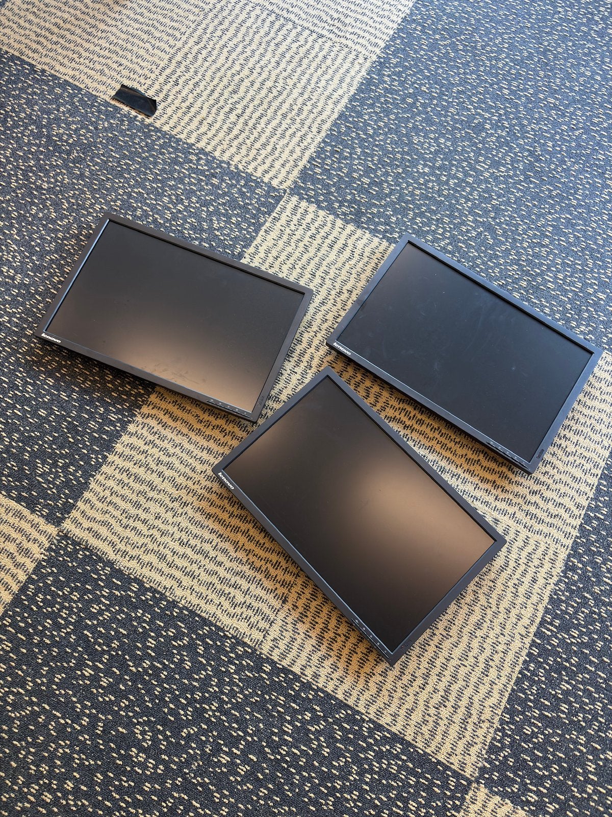 3 Lenovo Monitoren – 2 Werkend, 1 Defect – voor onderdelen, Computers en Software, Monitoren, Ophalen, Gebruikt, Hoofdtelefoonaansluiting