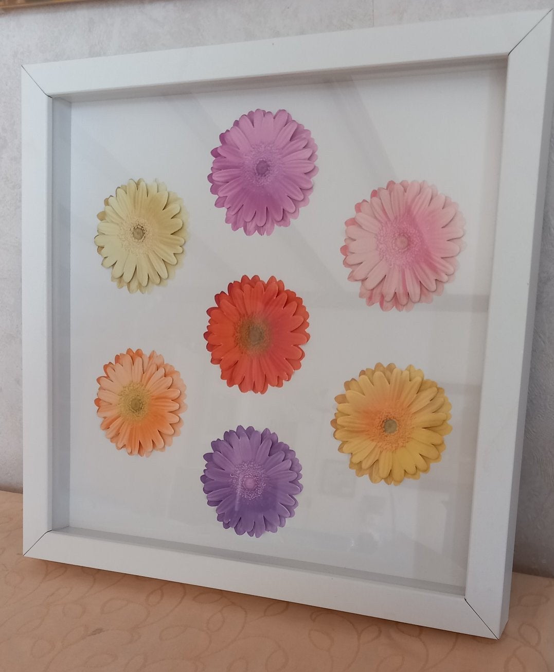 Gerbera's in lijst (Nijmegen oost), Ophalen of Verzenden, Hout