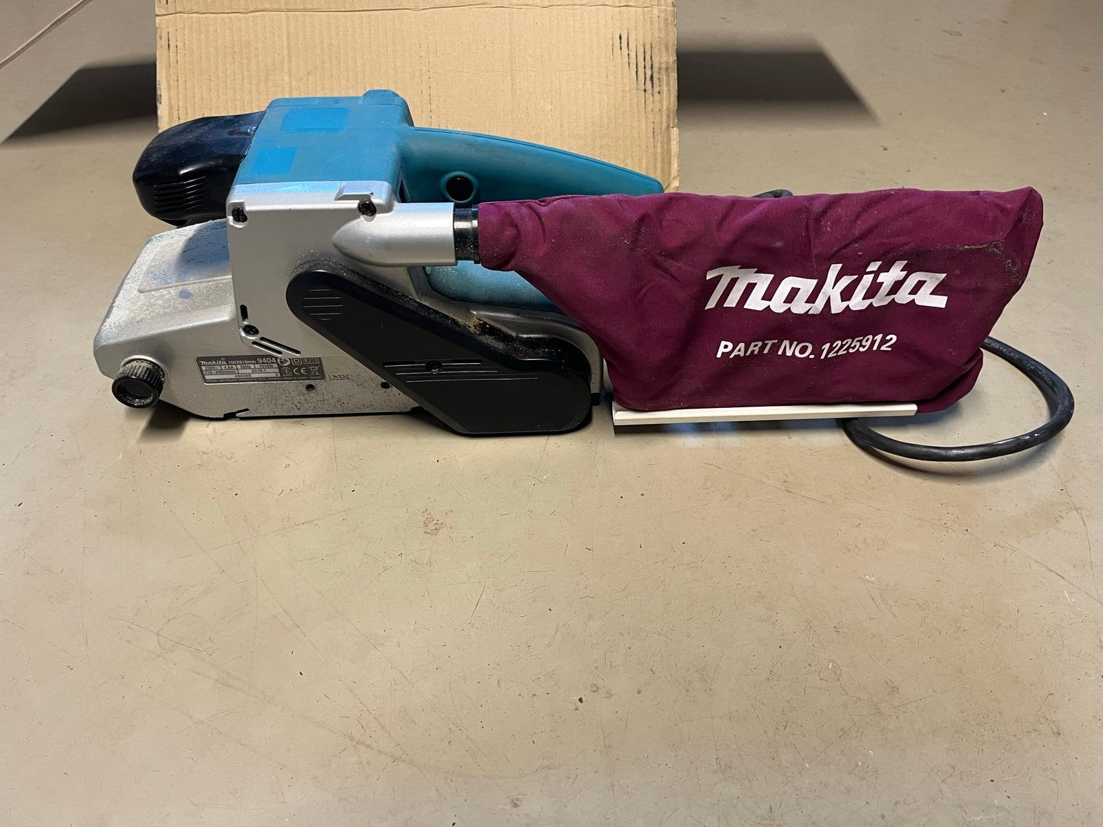 Makita 9404 bandschuurmachine 220 v, Ophalen of Verzenden, Zo goed als nieuw, 600 tot 1200 watt, Bandschuurmachine