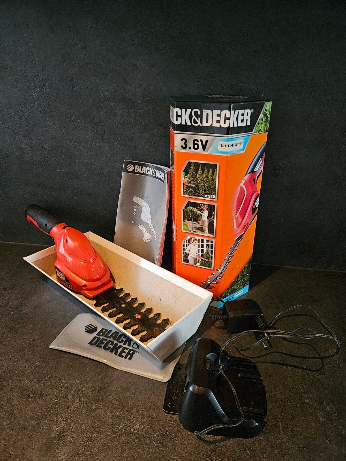 Black & Decker GSL200 Accu Graskantenschaar/Heggenschaar, Ophalen of Verzenden, Zo goed als nieuw, Accu, Black & Decker