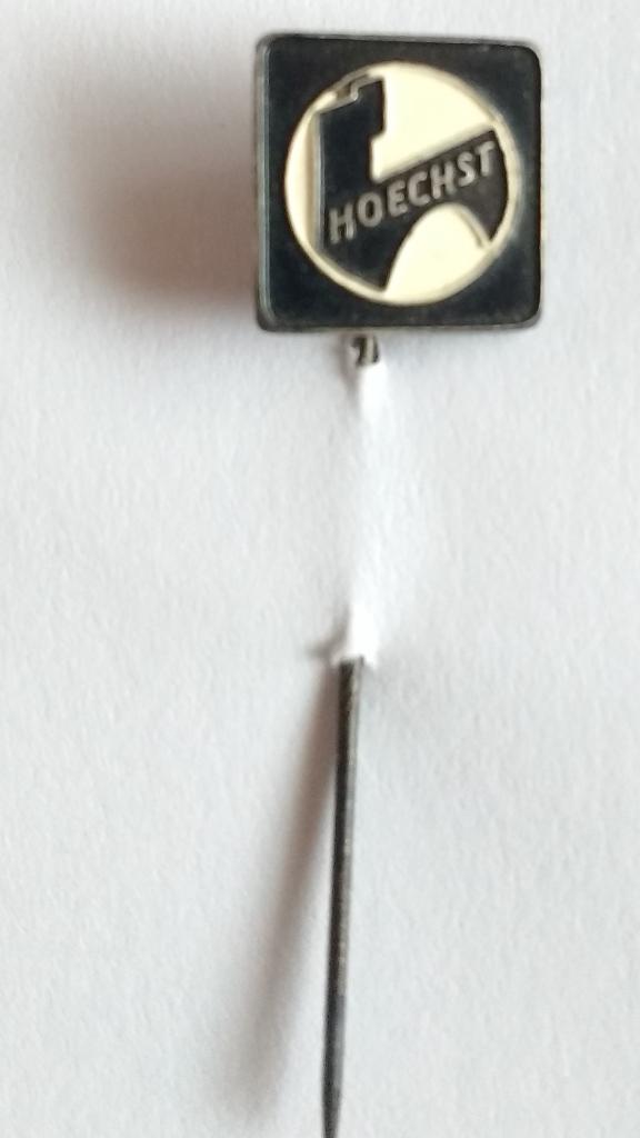 Speldje Hoechst, Ophalen of Verzenden, Zo goed als nieuw, Merk, Speldje of Pin