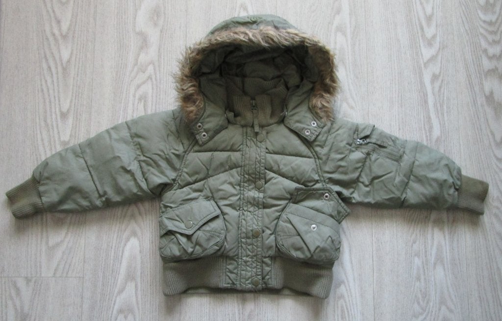Olijfgroene Gewatteerde Jas met Faux-Fur Capuchon – Maat 110, Ophalen of Verzenden, Zo goed als nieuw, Jas, Meisje