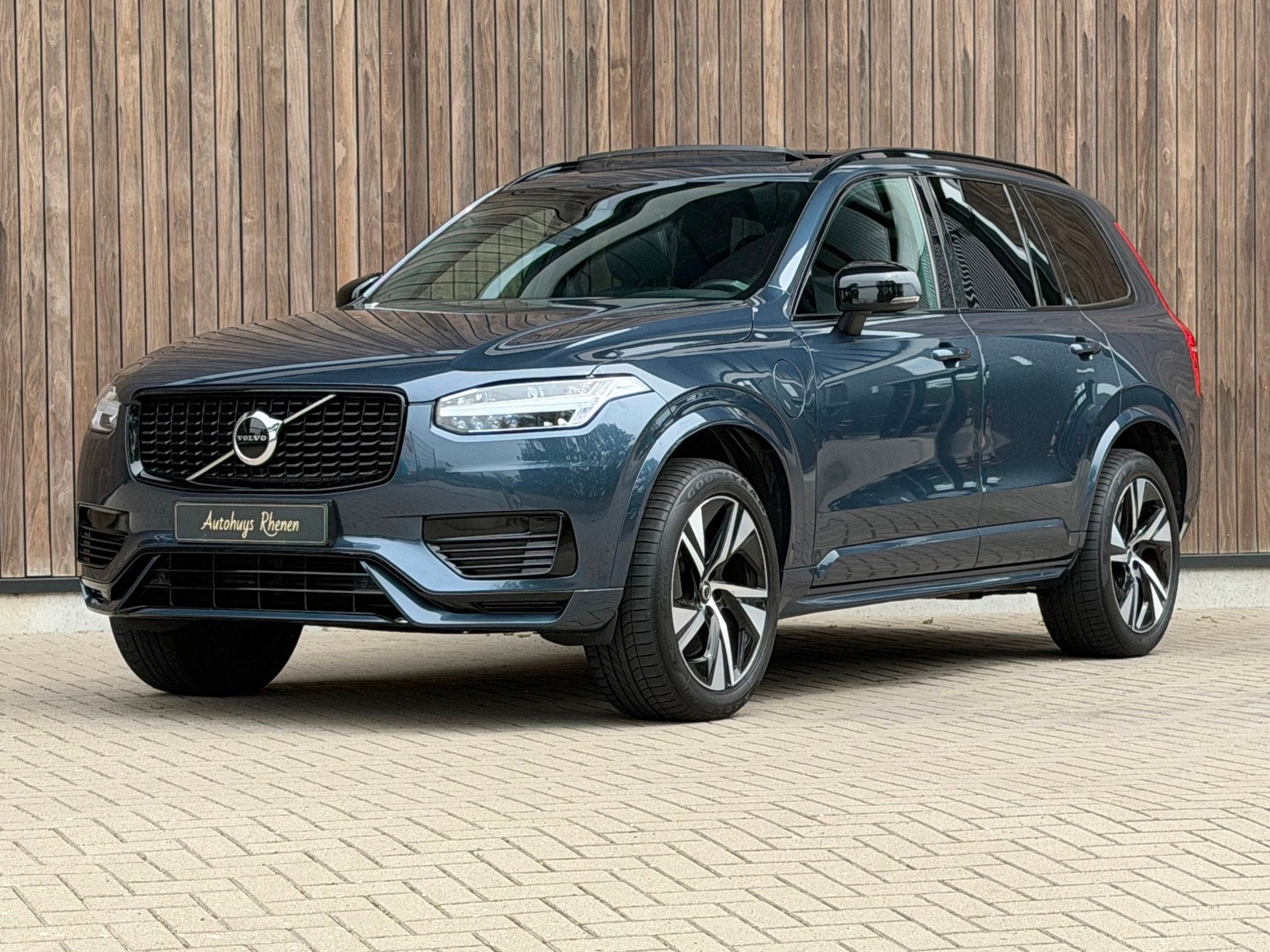 Volvo XC90 2.0 T8 Recharge AWD R-Design / Pano & Trekhaak /, Auto's, Zwart, 4 cilinders, Blauw, 7 stoelen