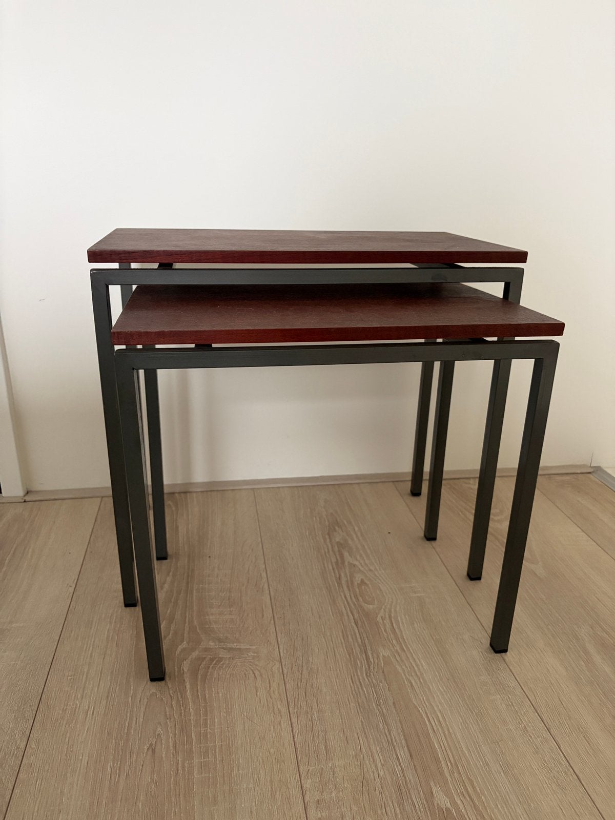 Set van 2 Mid century modern bijzettafels, Huis en Inrichting, Minder dan 55 cm, Rond, Zo goed als nieuw, Ophalen