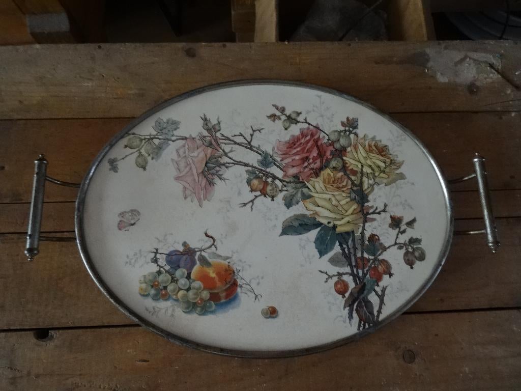 Antiek oud dienblad met rozen kruisbessen en fruit, Ophalen