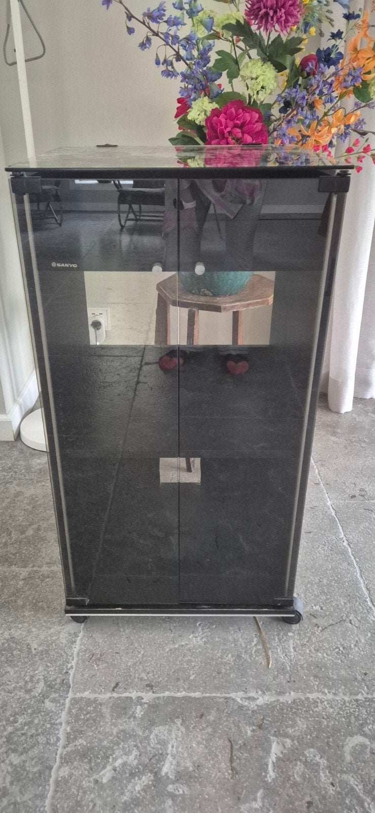 Sanyo TV-meubel / audiomeubel met glazen deuren, Ophalen, Minder dan 50 cm, Gebruikt, Glas