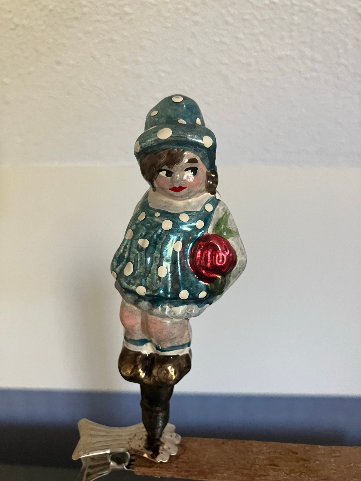 Oude kerstversiering op klip bloemenmeisje, Diversen, Ophalen of Verzenden