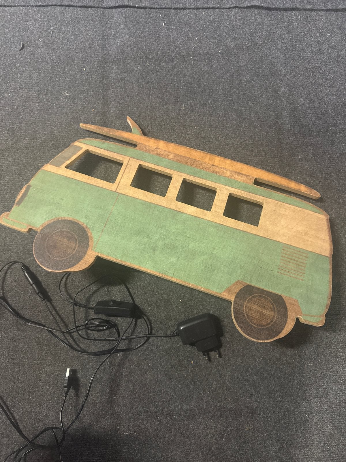 Leuke houten wandlamp in de vorm van een busje, Gebruikt, Ophalen of Verzenden, Met schakelaar, Hout
