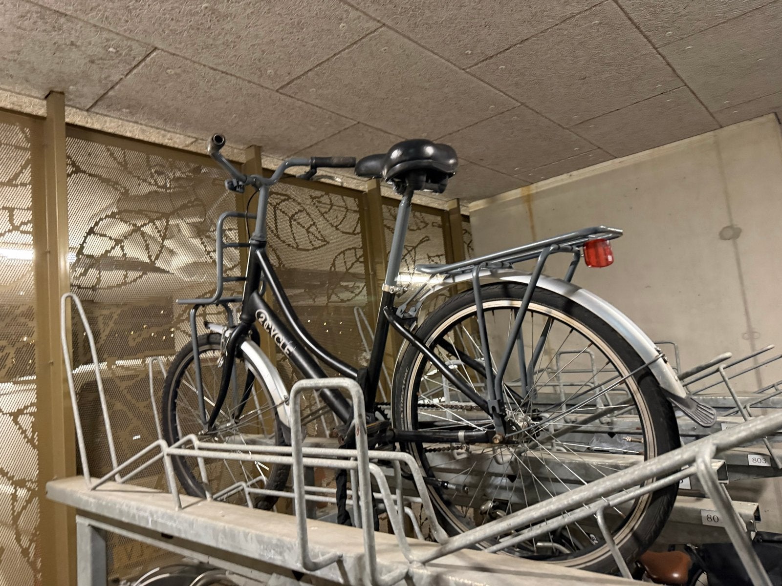 Zwarte damesfiets met voordrager - Gebruikt, Overige merken, Terugtraprem, Versnellingen, Ophalen of Verzenden