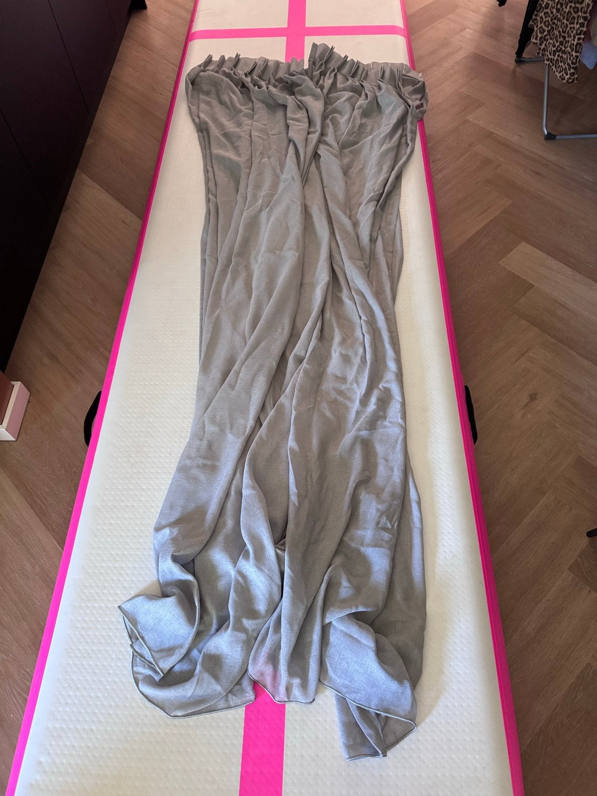 Lichtgrijze vitrage met plooiafwerking 2x1m b & 2.40 m h, Vitrage, Ophalen of Verzenden, Polyester, Grijs