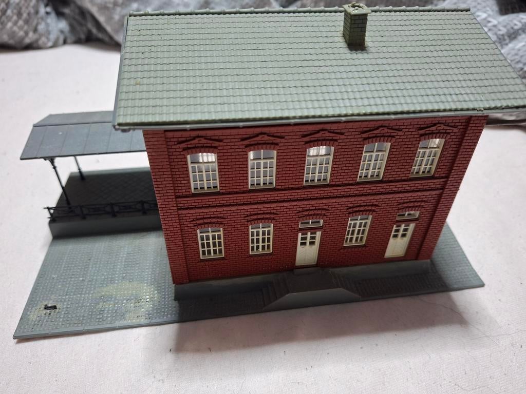 Pola HO station mooie staat., Hobby en Vrije tijd, Modeltreinen | H0, Overige merken, Gebruikt, Gelijkstroom of Wisselstroom, Brug, Tunnel of Gebouw