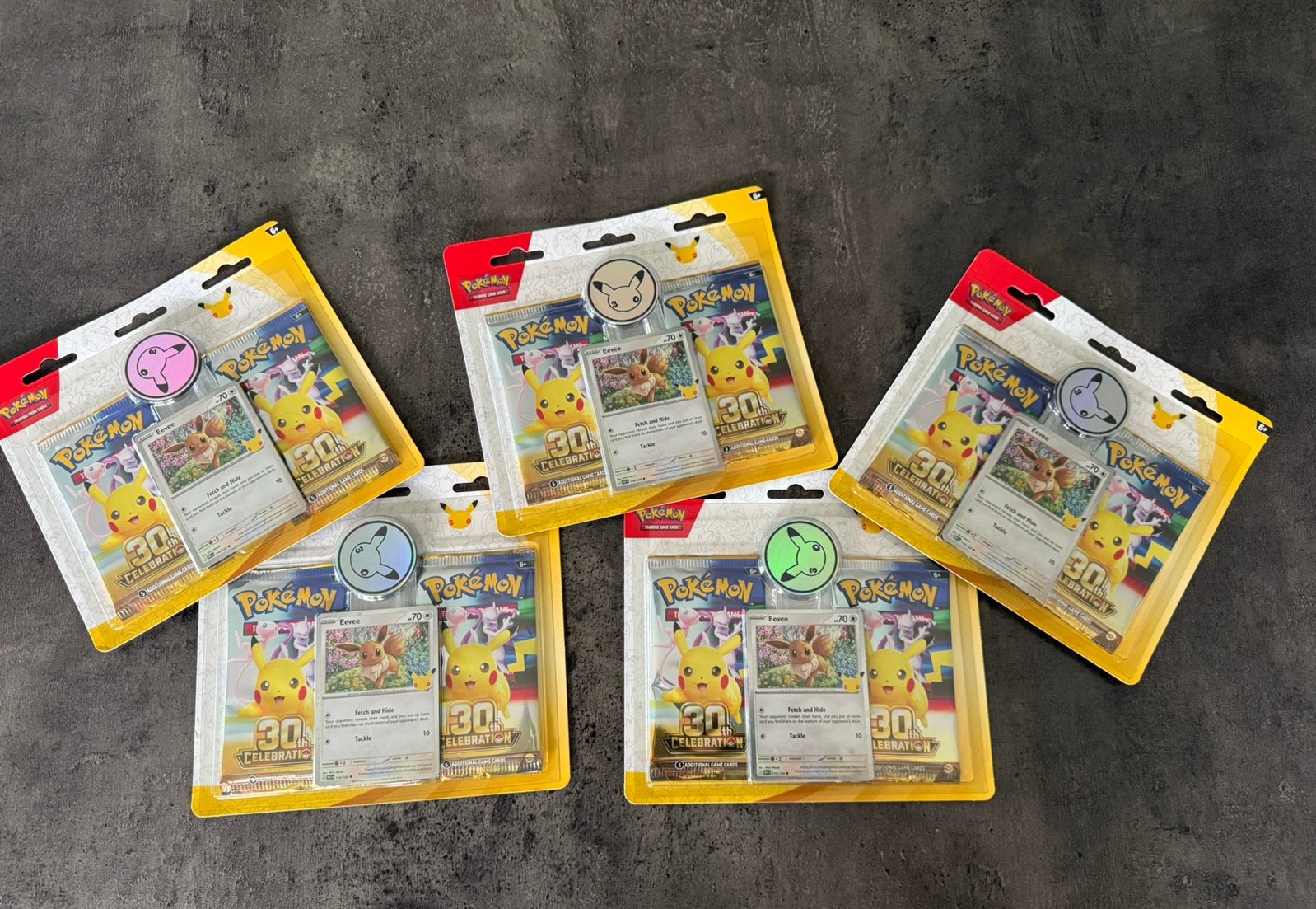 pack Eevee blister - 30th anniversary Pokémon, Ophalen of Verzenden, Nieuw, Meerdere kaarten, Foil
