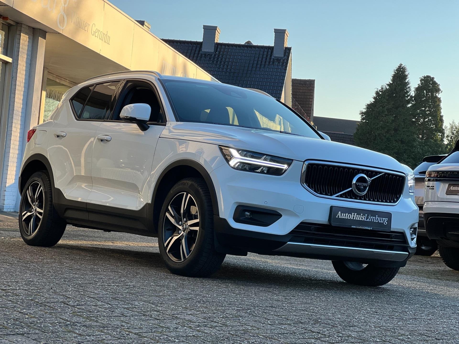 Volvo XC40 Volvo XC40 2.0 T4 AWD R-Design| Camera|CarPlay|19, Automaat, Dealer onderhouden, Zwart, 1969 cc