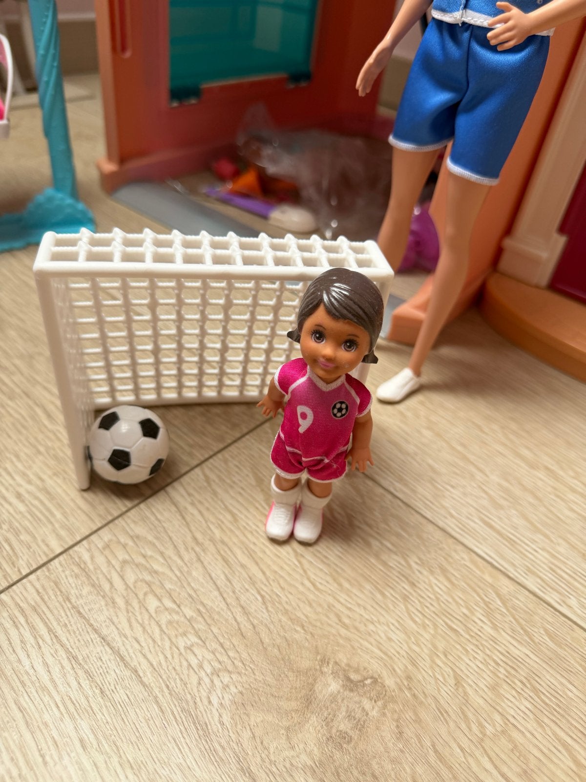 Barbie voetbaltrainer met Chelsea voetbalpop, Ophalen of Verzenden, Gebruikt, Barbie
