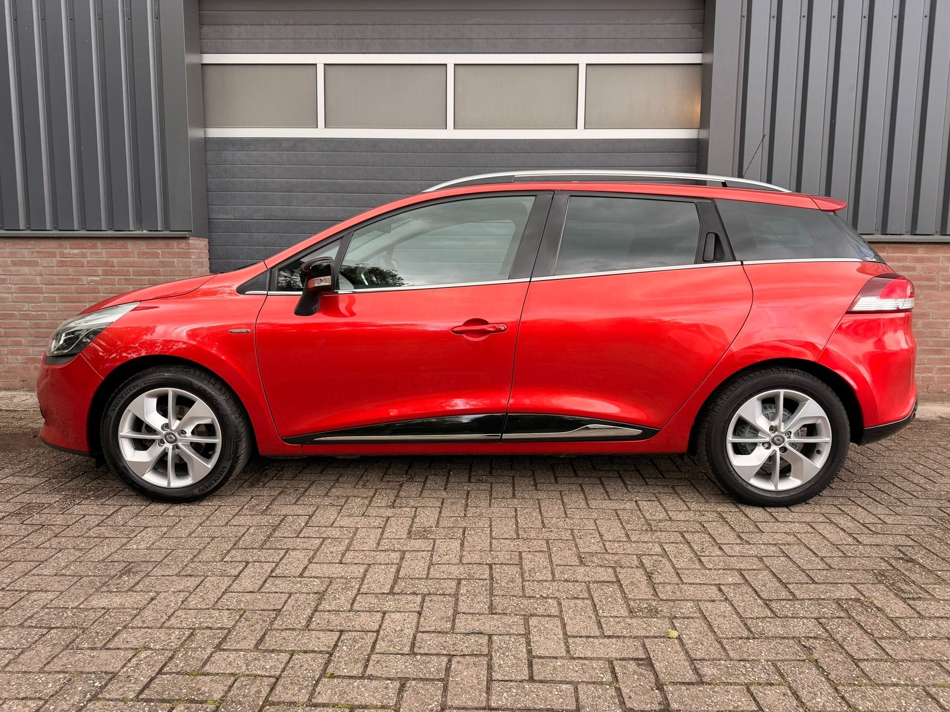 Renault Clio Estate 0.9 TCe 90PK Limited Navigatie / Cruisec, Voorwielaandrijving, 898 cc, Stof, Gebruikt