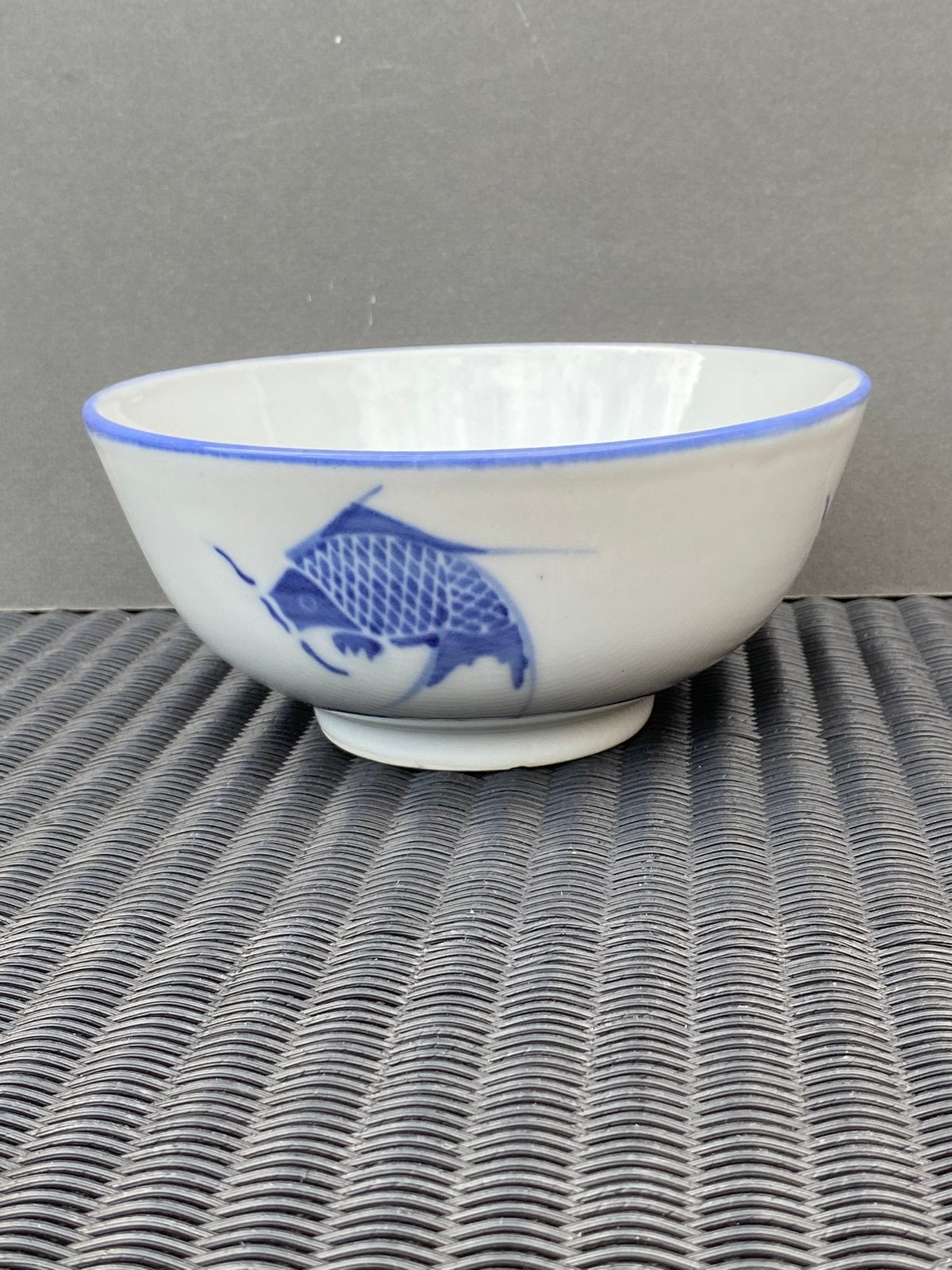 Chinese blauw-wit porseleinen schaal met Koi karper motief., Ophalen of Verzenden