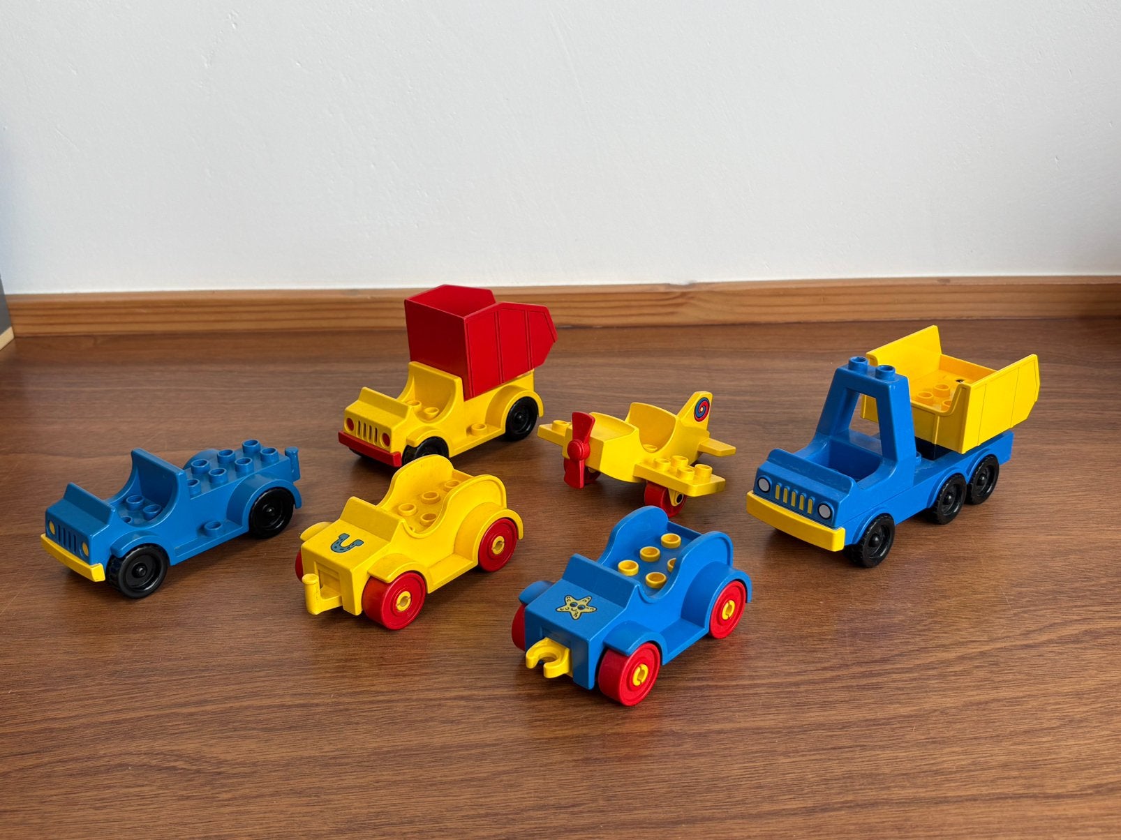 Duplo diverse vintage voertuigen, Kinderen en Baby's, Speelgoed | Duplo en Lego, Ophalen of Verzenden, Zo goed als nieuw, Complete set