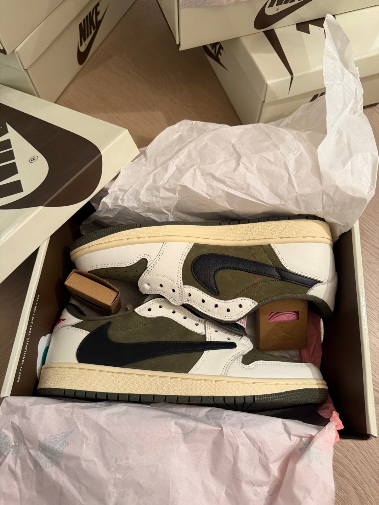 Nike Air Jordan 1 Low OG Travis Scott Medium Olive 38 t/m 44, Ophalen of Verzenden, Nieuw, Overige kleuren