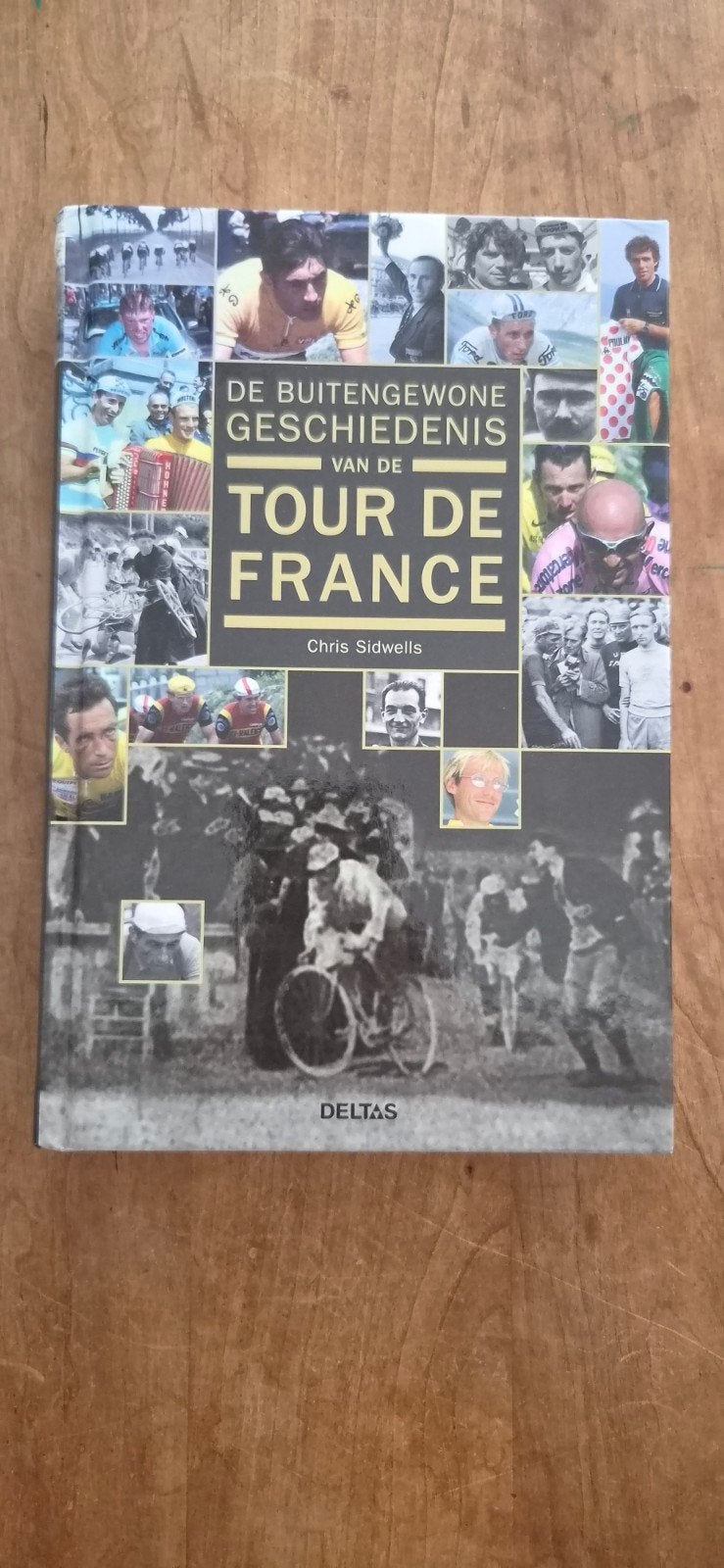 De Buitengewone Geschiedenis van de Tour de France, Boeken, Ophalen of Verzenden, Gelezen, Chris Sidwells, Lopen en Fietsen