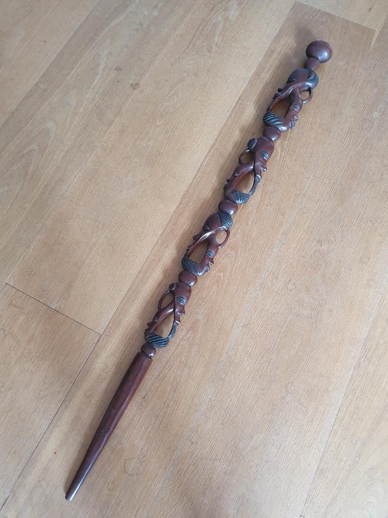Wandelstok met houtsnijwerk, Antiek en Kunst, Kunst | Beelden en Houtsnijwerken, Ophalen, Handgemaakt, 1 meter - 2 meter, Hout