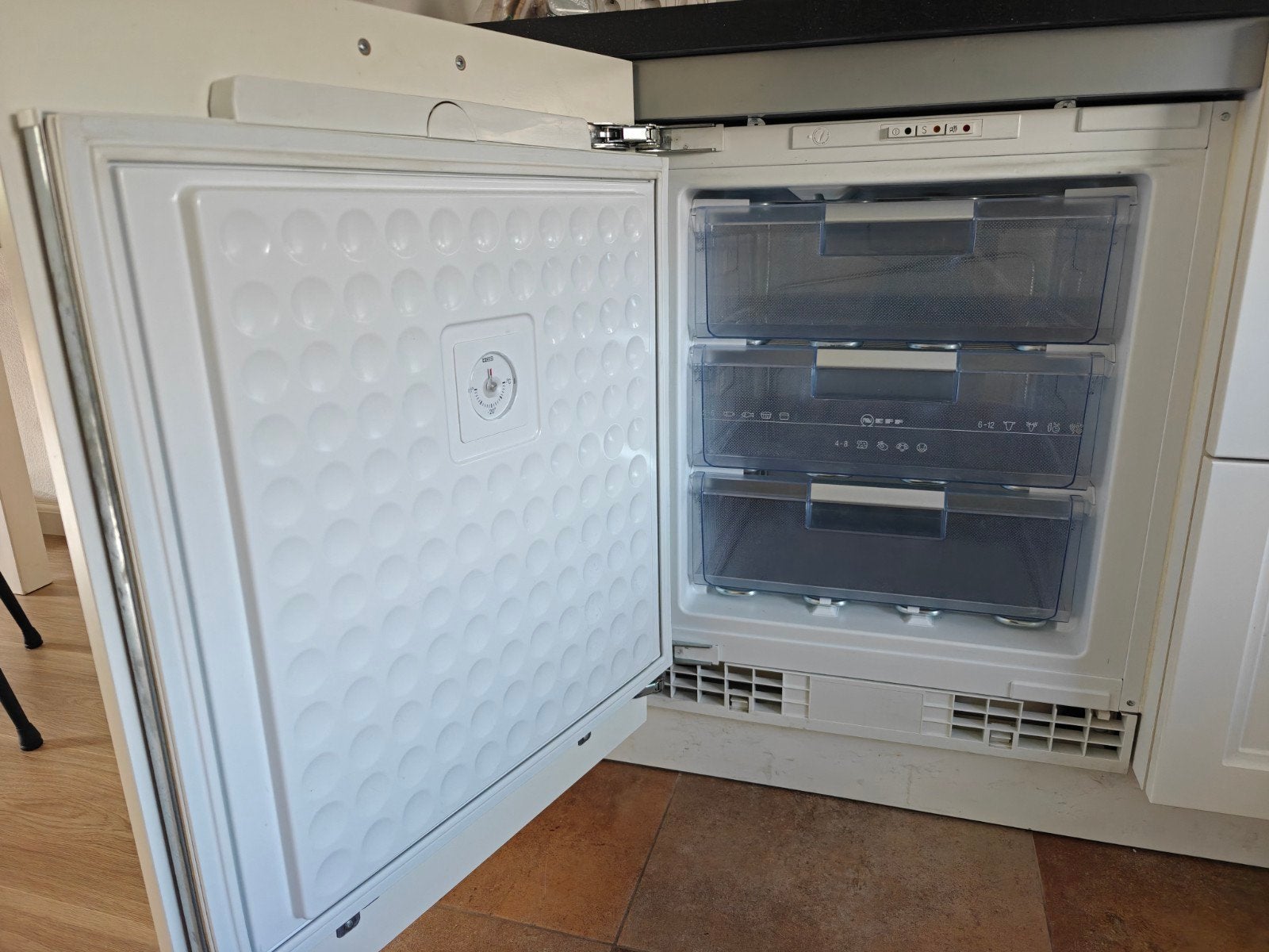 NEFF inbouwvriezer, Minder dan 85 cm, Minder dan 60 cm, Zo goed als nieuw, Inbouw