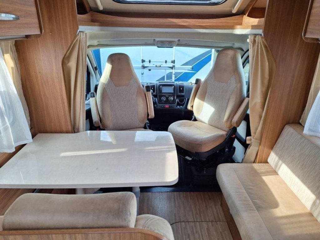 Carado T 448 2016- 2 APARTE XL BEDDEN+HEFBED ZEER NETJES, Caravans en Kamperen, Fiat, Bedrijf, L-zit, 7 tot 8 meter