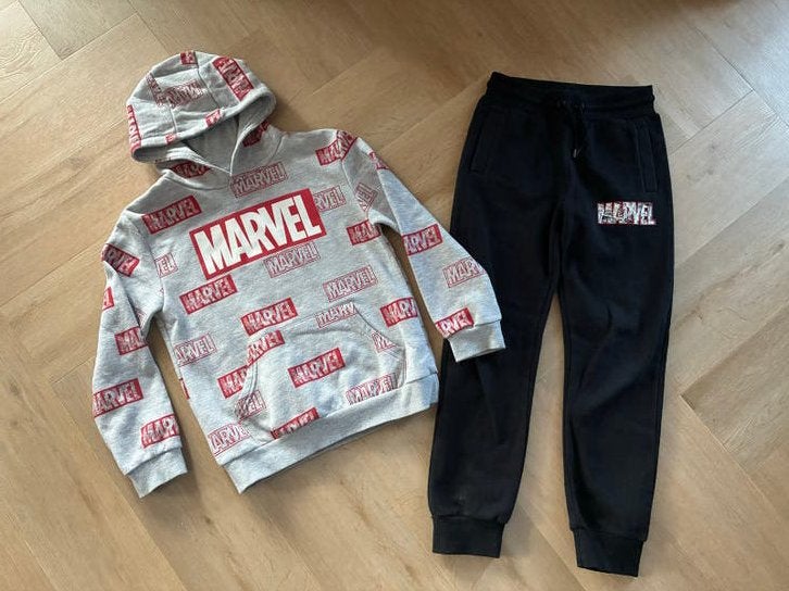 Marvel jogging set Grijs + zwart 8-9 jaar (134 cm), Gebruikt, Ophalen of Verzenden, Setje, Primark