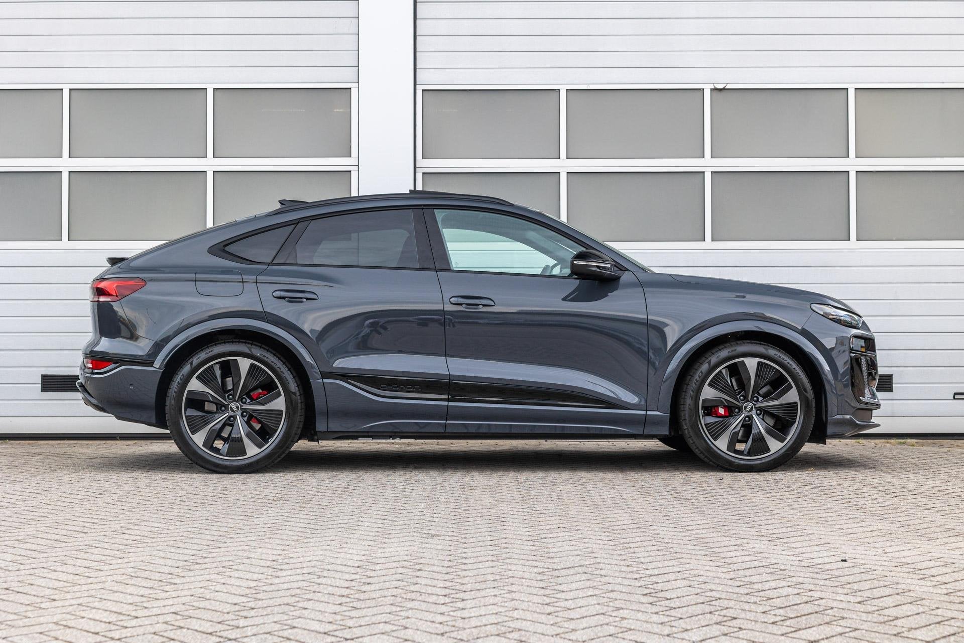 Audi SQ6 Sportback e-tron 490pk quattro 100 kWh | Panoramada, Auto's, Audi, Automaat, Gebruikt, 2325 kg, Parkeerassistent