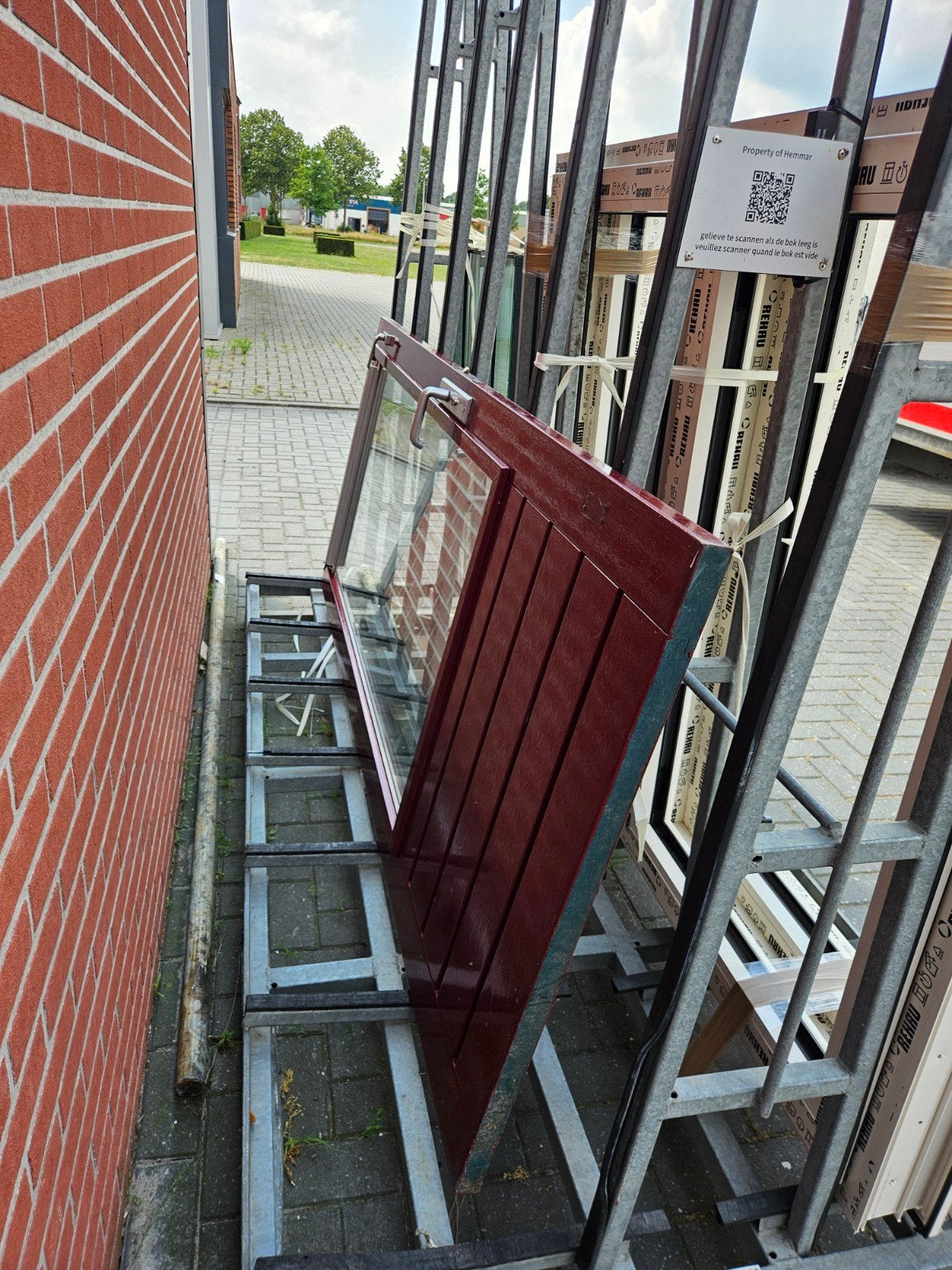 Rode Buitendeur met Glaspaneel - Zo goed als nieuw, 80 tot 100 cm, Ophalen of Verzenden, Info@deurenspecialist.nl, Deurstraat 10, 1234 AB Deurstad