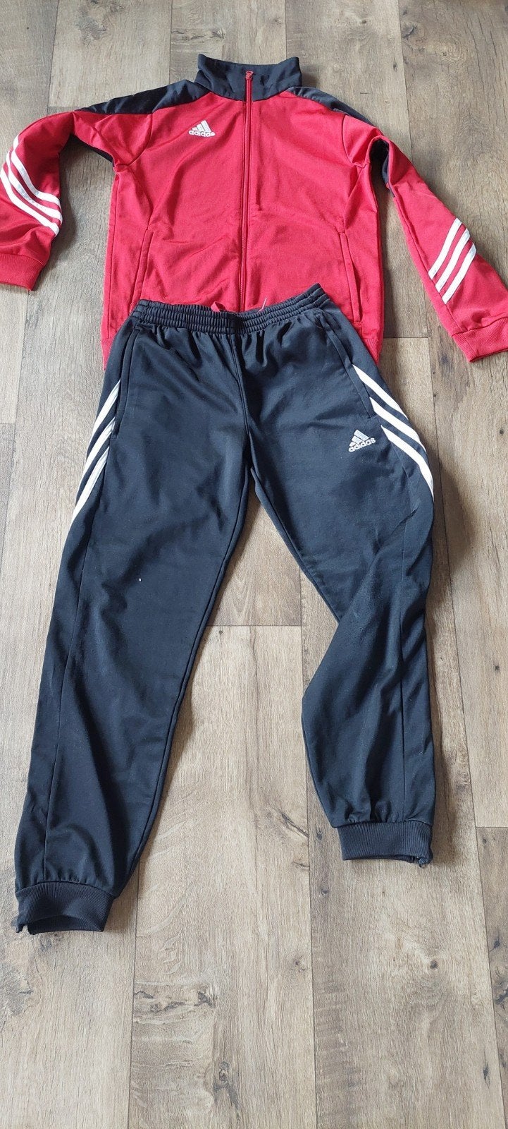 Adidas trainingspak rood/zwart maat 152, Kinderen en Baby's, Adidas, Gebruikt, Jongen of Meisje, Ophalen of Verzenden