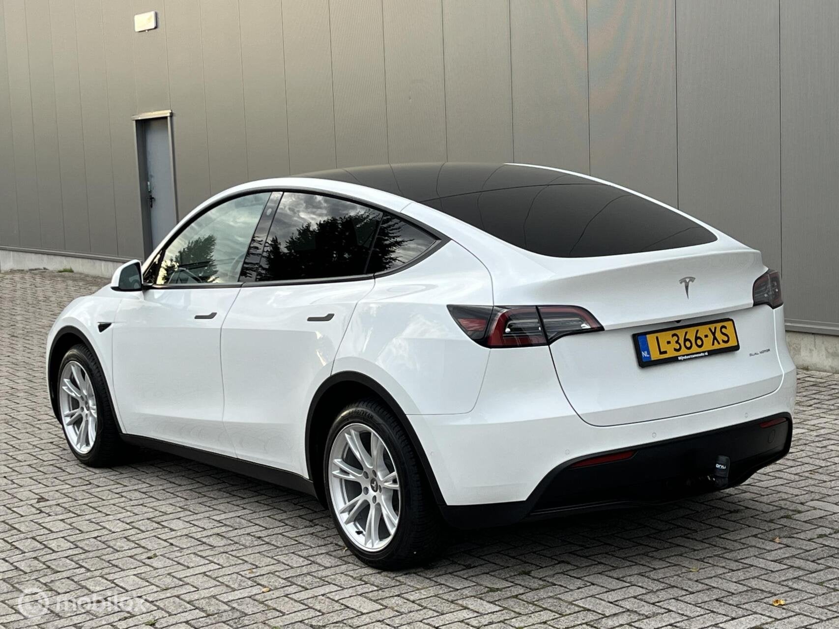Foto 11 van Tesla Model Y Long Range AWD 75 kWh, FSD , Trekhaak Netjes