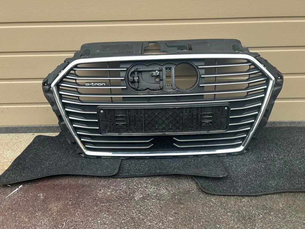 Audi e-tron grille OEM 8V4 853 651 origineel Bieden, Ophalen of Verzenden, Voor, Audi, Bumper