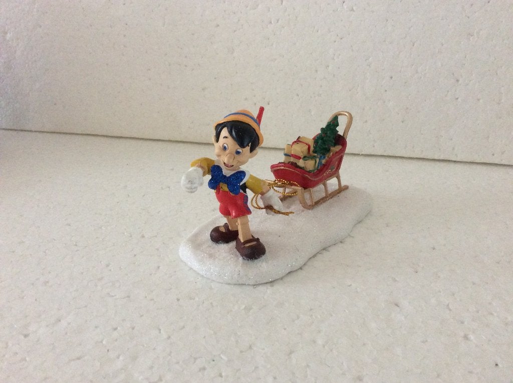 Disney Pinocchio - pinocchio met slee - kerstdorp - beeldje, Verzamelen, Disney, Ophalen of Verzenden, Peter Pan of Pinokkio, Zo goed als nieuw