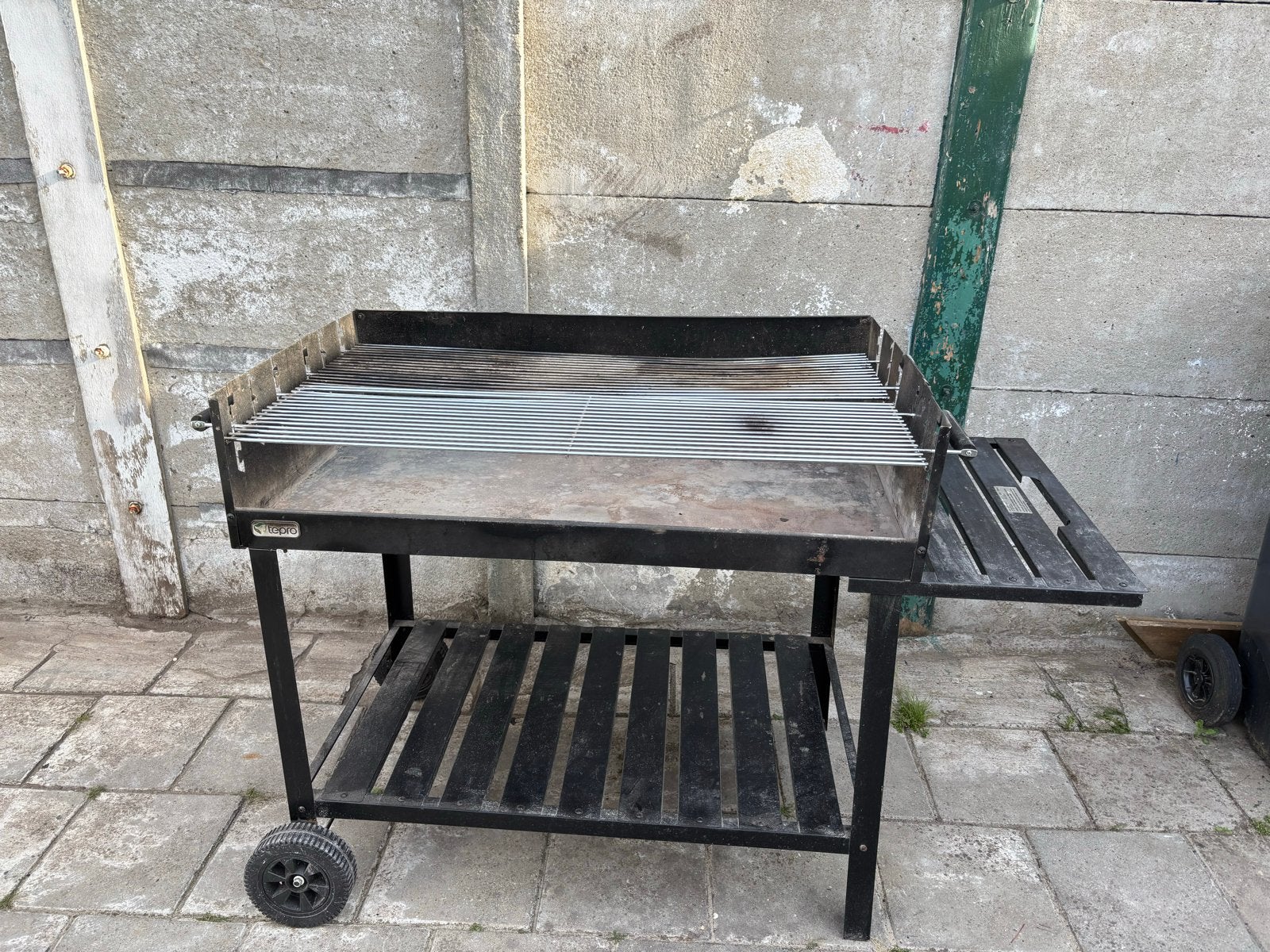 Tepro Atlanta BBQ - Gebruikte Houtskoolbarbecue, Ophalen, Gebruikt