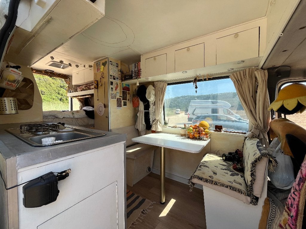 Sterke, Praktische Hippie Camper Bus Iveco 35s te koop 2001, Chemisch toilet, Tot en met 2, 7 tot 12 maanden geleden, Koelkast