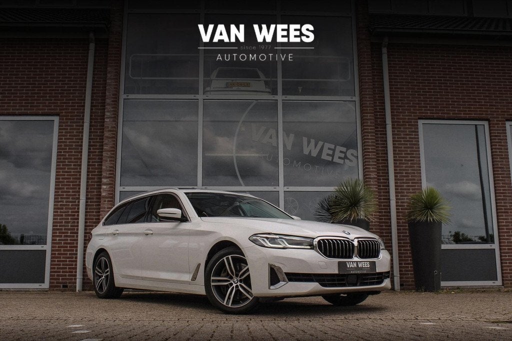 BMW 5-serie Touring 540i xDrive High Executive Luxury-Line |, Auto's, BMW, Gebruikt, Euro 6, Lichtsensor, 2000 kg
