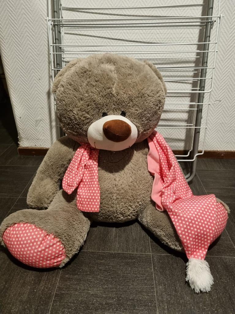 Grote knuffelbeer met roze sjaal en muts, Ophalen of Verzenden, Zo goed als nieuw, Beer